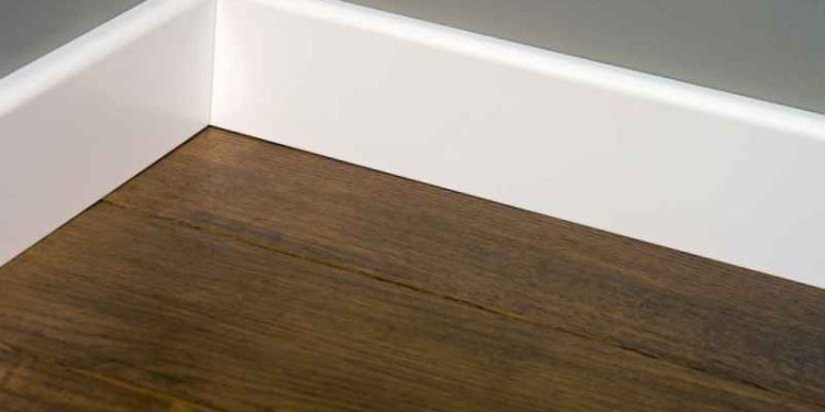 Avec quoi coller des plinthes en bois : vos alternatives