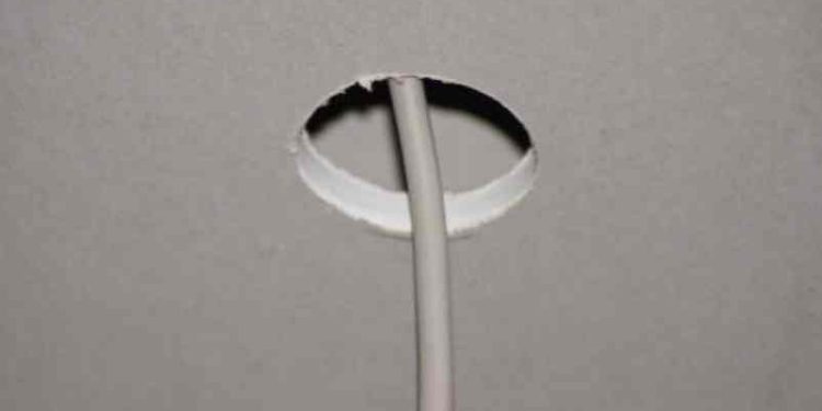 Comment agrandir un trou de spot encastrable ?