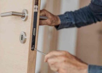 Comment faire passer une porte d'un poussant droit à gauche ?