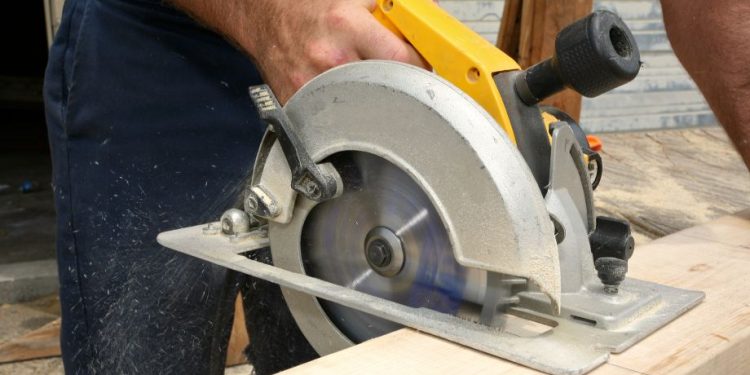 Couper du plexiglas proprement : techniques et conseils