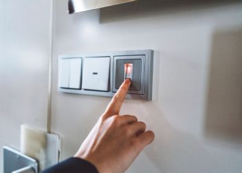 Réaliser un va-et-vient avec 3 interrupteurs pour 2 lampes : comment faire ?