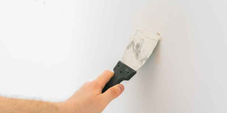 Reboucher un trou dans un mur : techniques simples et efficaces