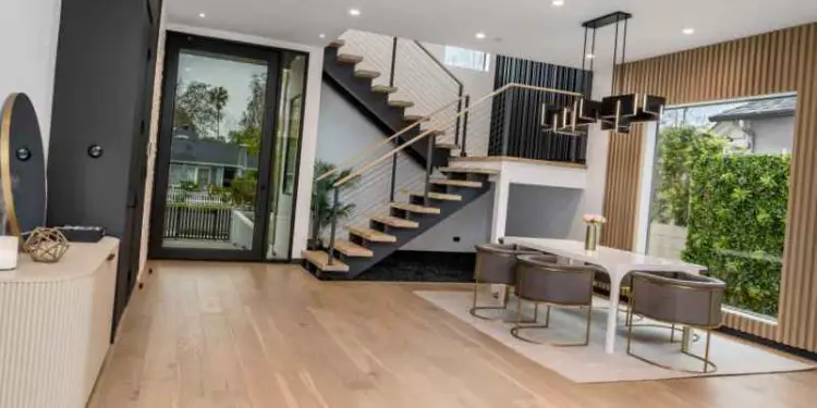 Aménager et meubler un espace sous un escalier ouvert sans contremarche : nos idées