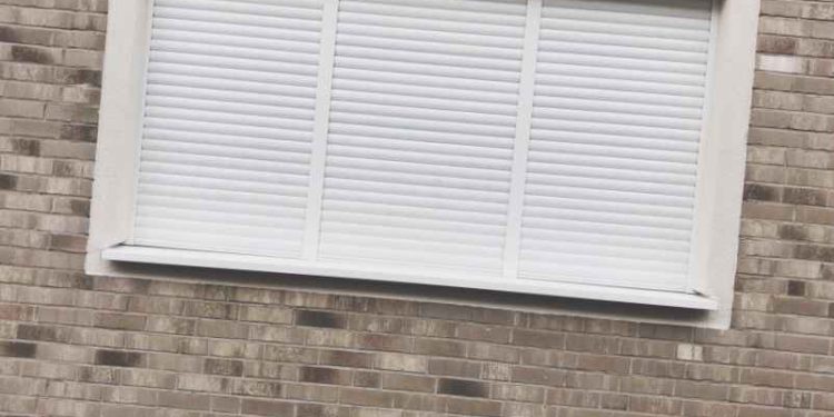 Avantages et inconvénients des volets roulants solaires Velux : notre avis