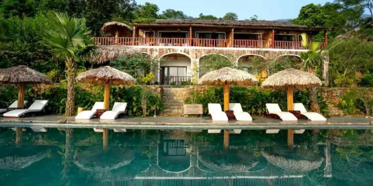 Eau de piscine verte : remèdes de grand-mère efficaces