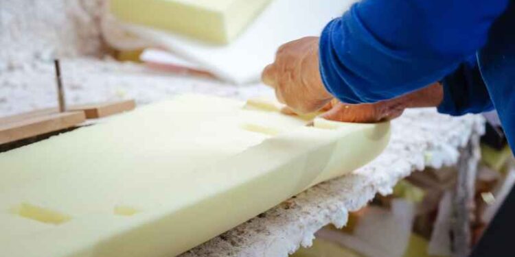 Rénovation de meubles ? Découvrez les avantages du rembourrage en mousse !