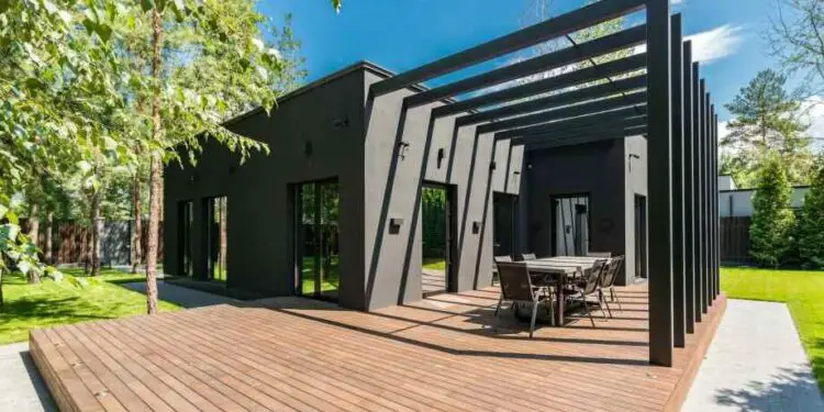 Comment faire une terrasse en bois sur de la terre : étapes et astuces pour une base solide